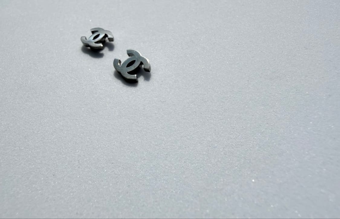 샤넬 심플 실버 이어링 상품이미지5