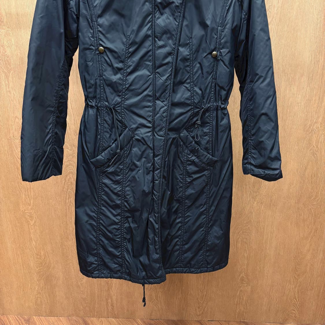 막스앤코 라이트 웨이트 후드 패딩 코트 허리 밑단 스트링 디테일 블랙 상품이미지4