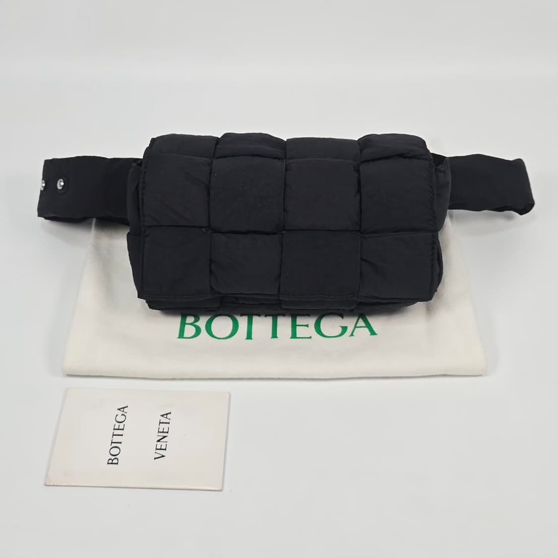 보테가베네타 패디드 테크 미니 카세트 벨트백 상품이미지1