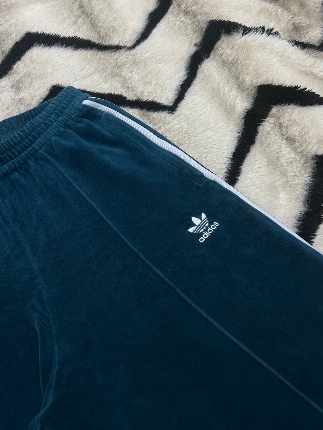 [M]아디다스 오리지널 벨루어 와이드 트임 팬츠 상품이미지1