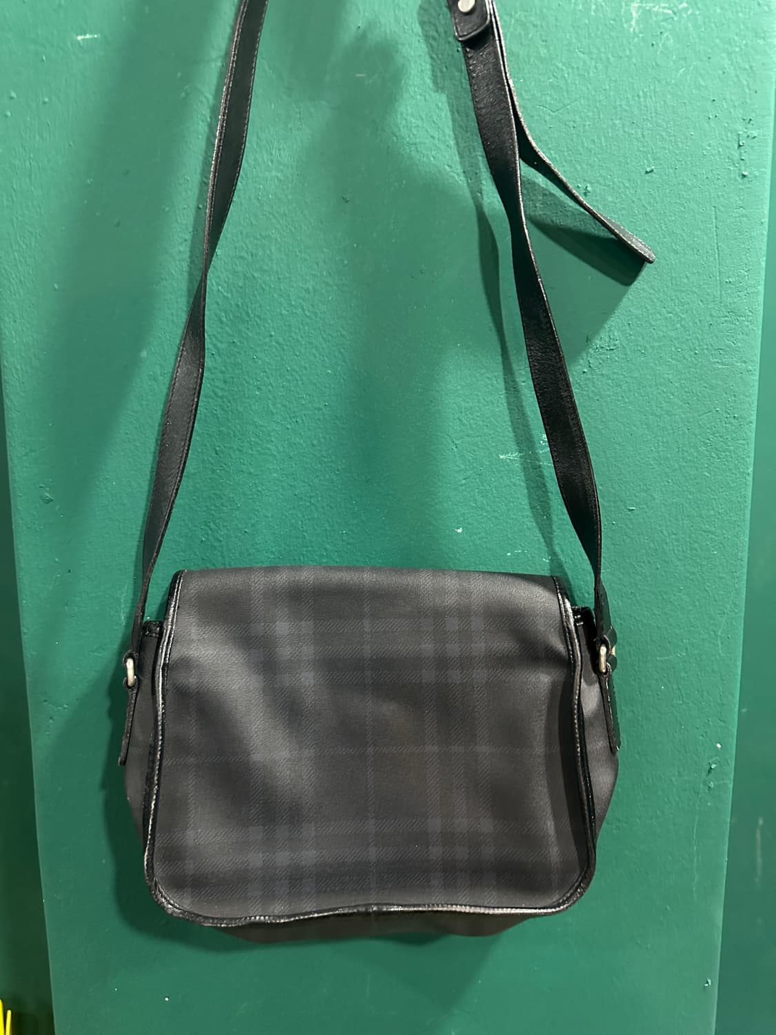 버버리 체크 크로스백 블랙 상품이미지9