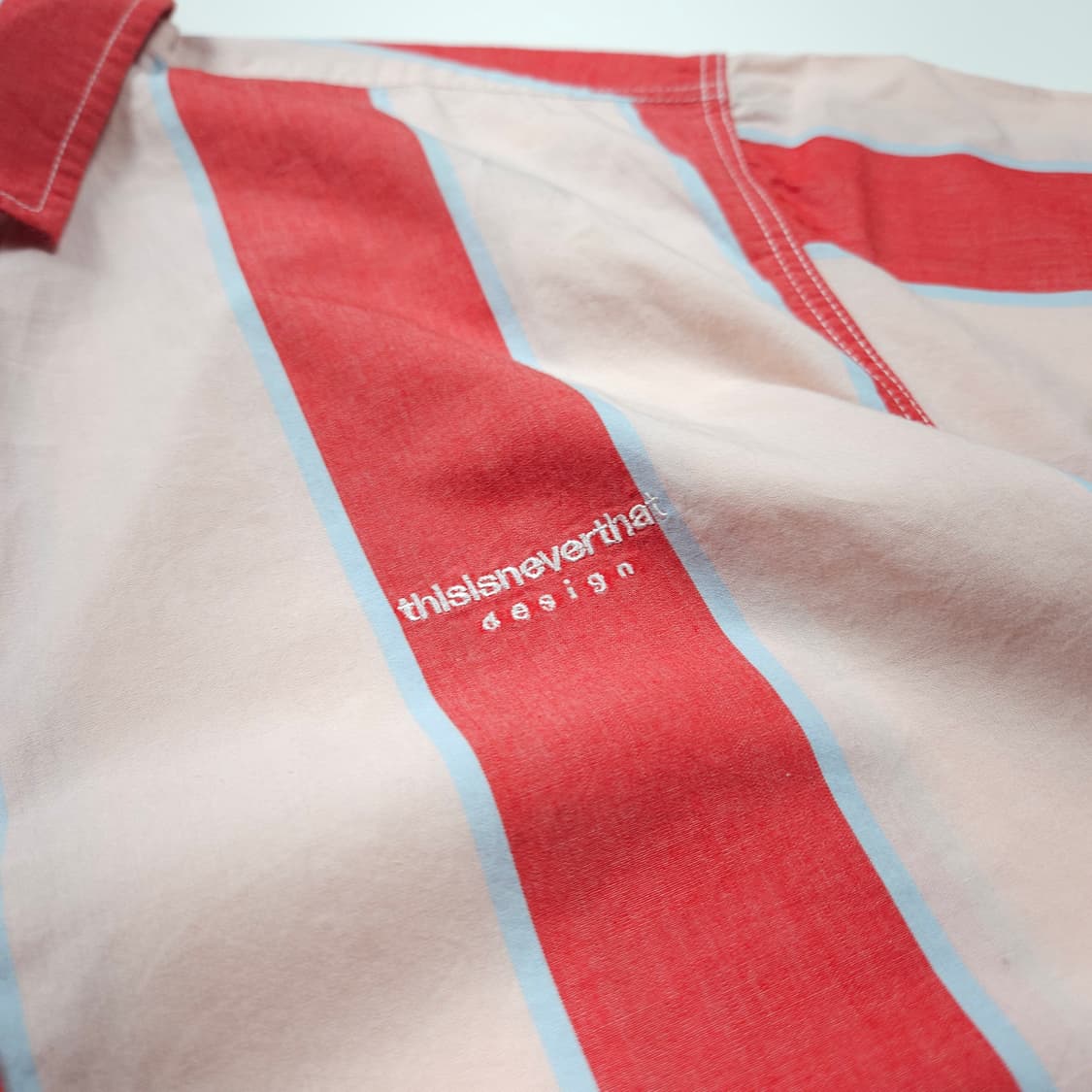 디스이즈네버댓 박시핏 스트라이프 반팔 셔츠 (L) 상품이미지3