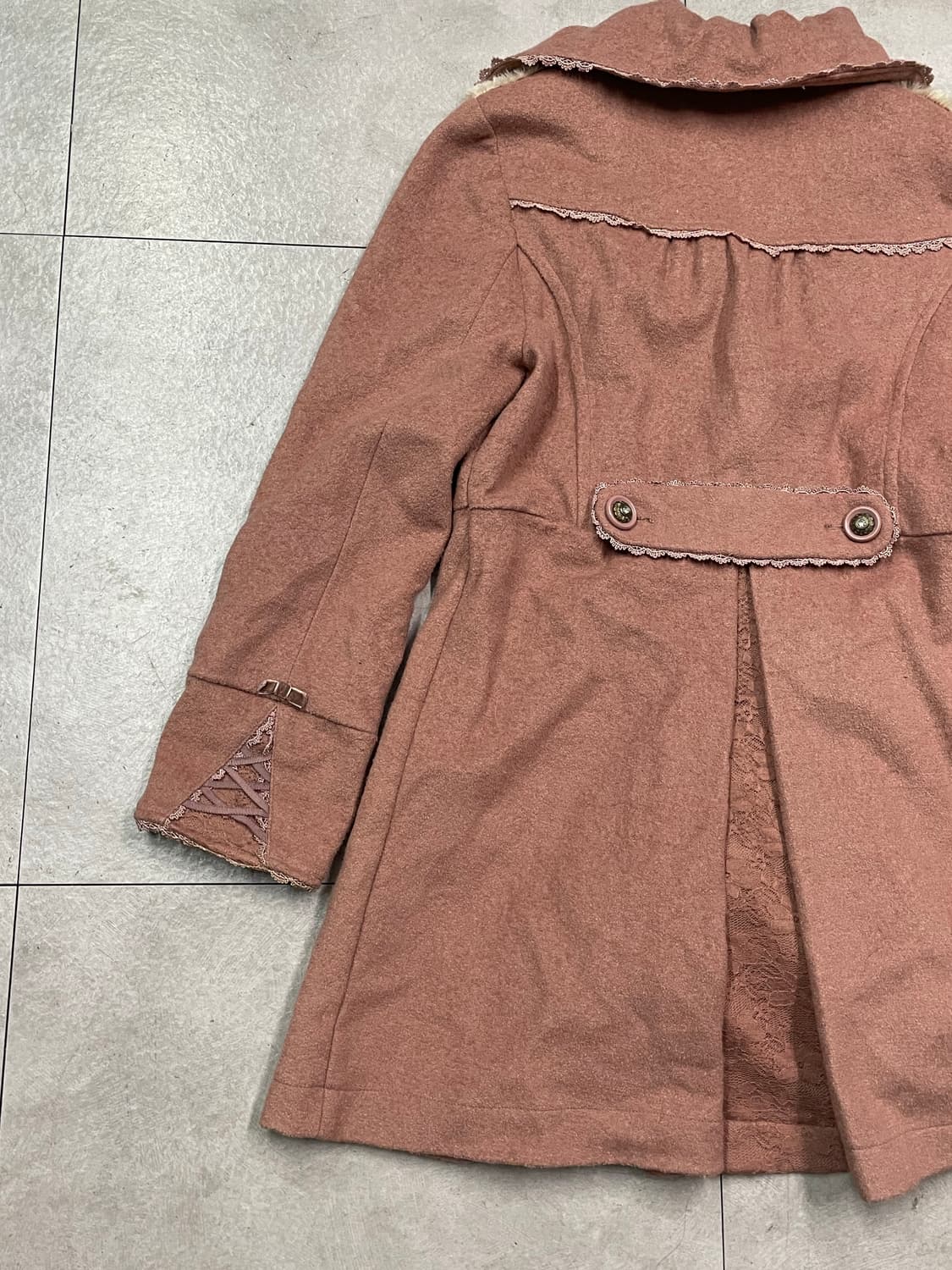 액시스 팜 엔틱 버튼 디테일 코트 상품이미지5