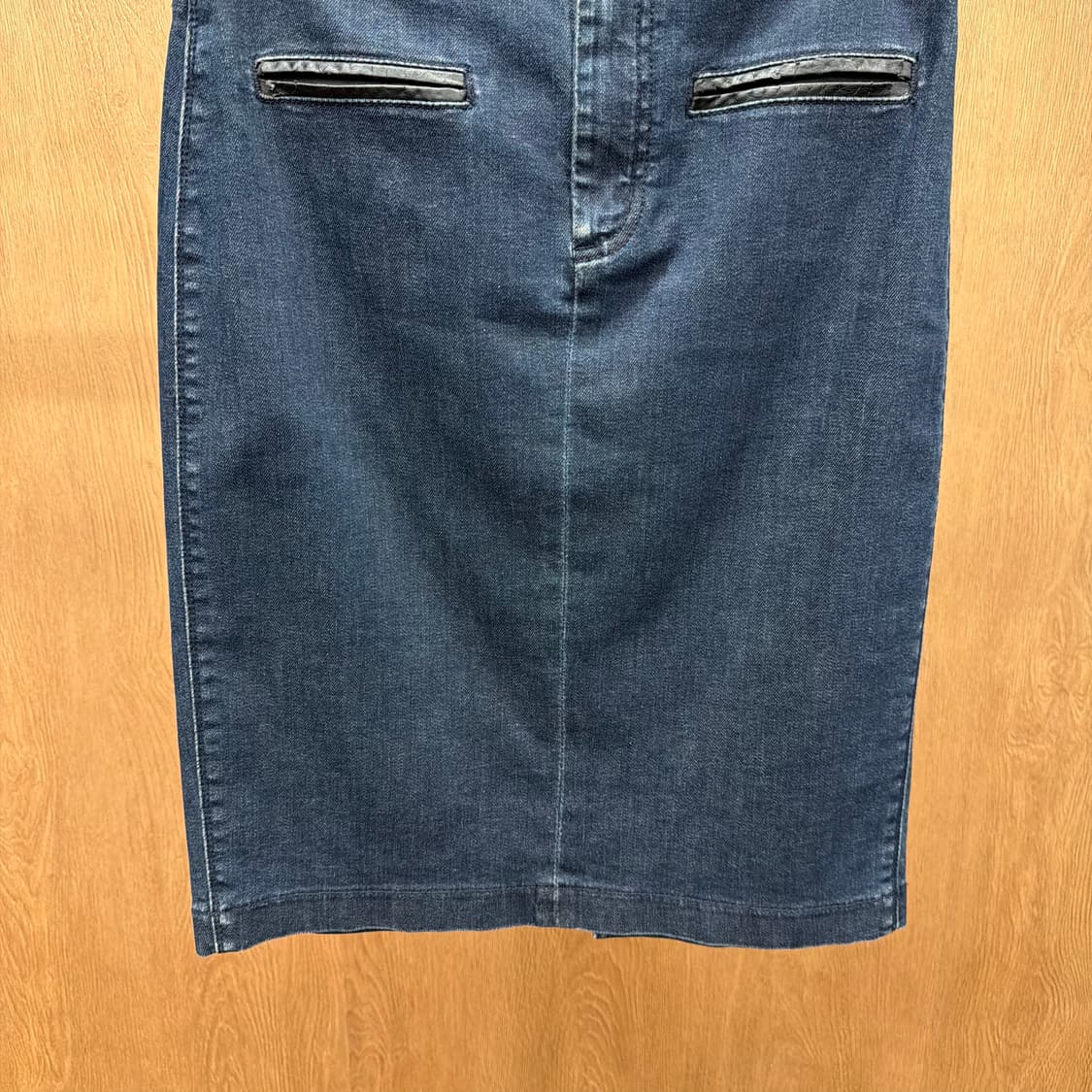 클럽모나코 데님 미디 스커트 백 슬릿 레더 배색 포켓 디테일 H라인 진청 상품이미지5