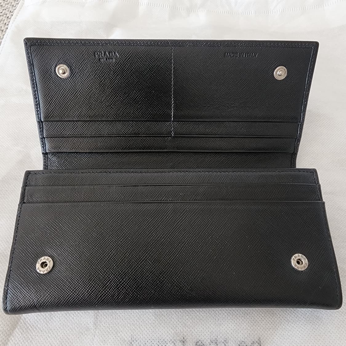 상태양호 프라다 정품 삼각로고 사피아노 장지갑 블랙 상품이미지3