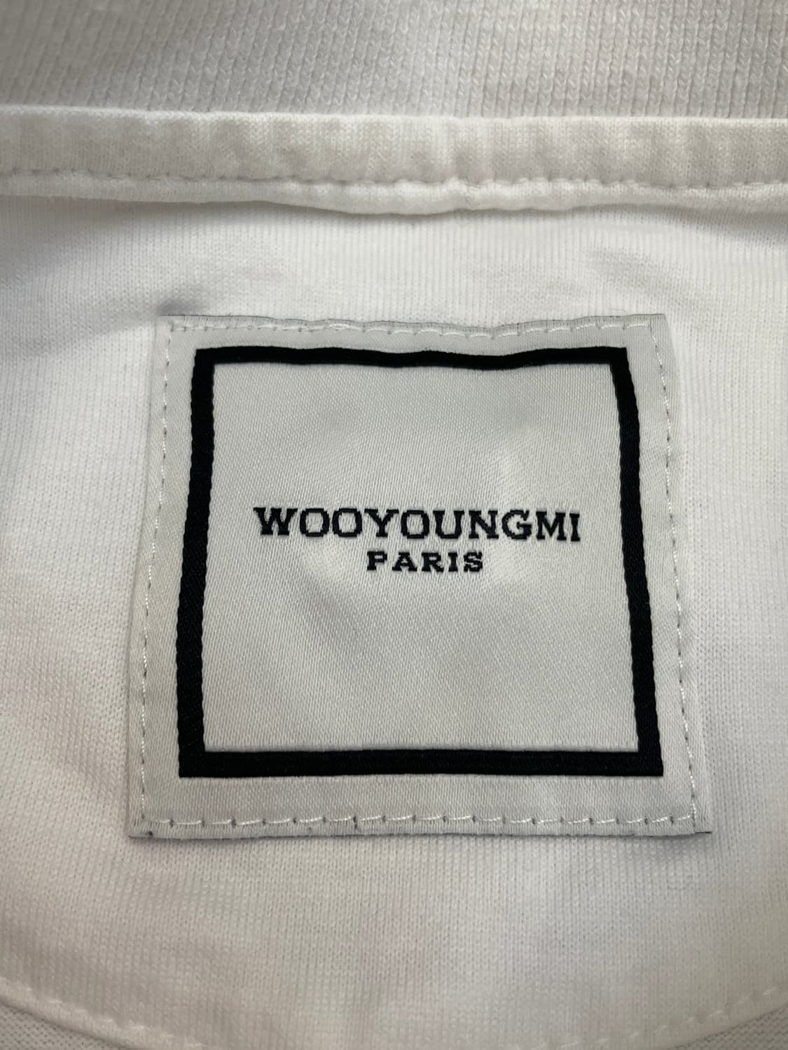 우영미 백로고 23SS 깃털 프린트 반팔티셔츠 화이트 상품이미지3