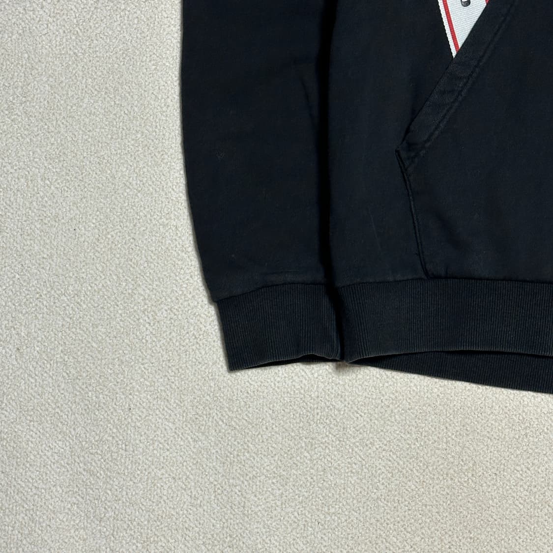 엄브로 로고 테이프 후드티 상품이미지4