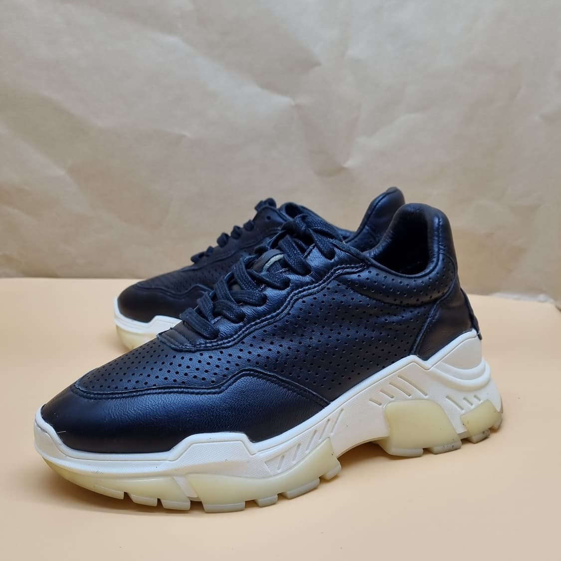 푸셀라 펀칭가죽 스니커즈 실사이즈235 굽6 상품이미지1