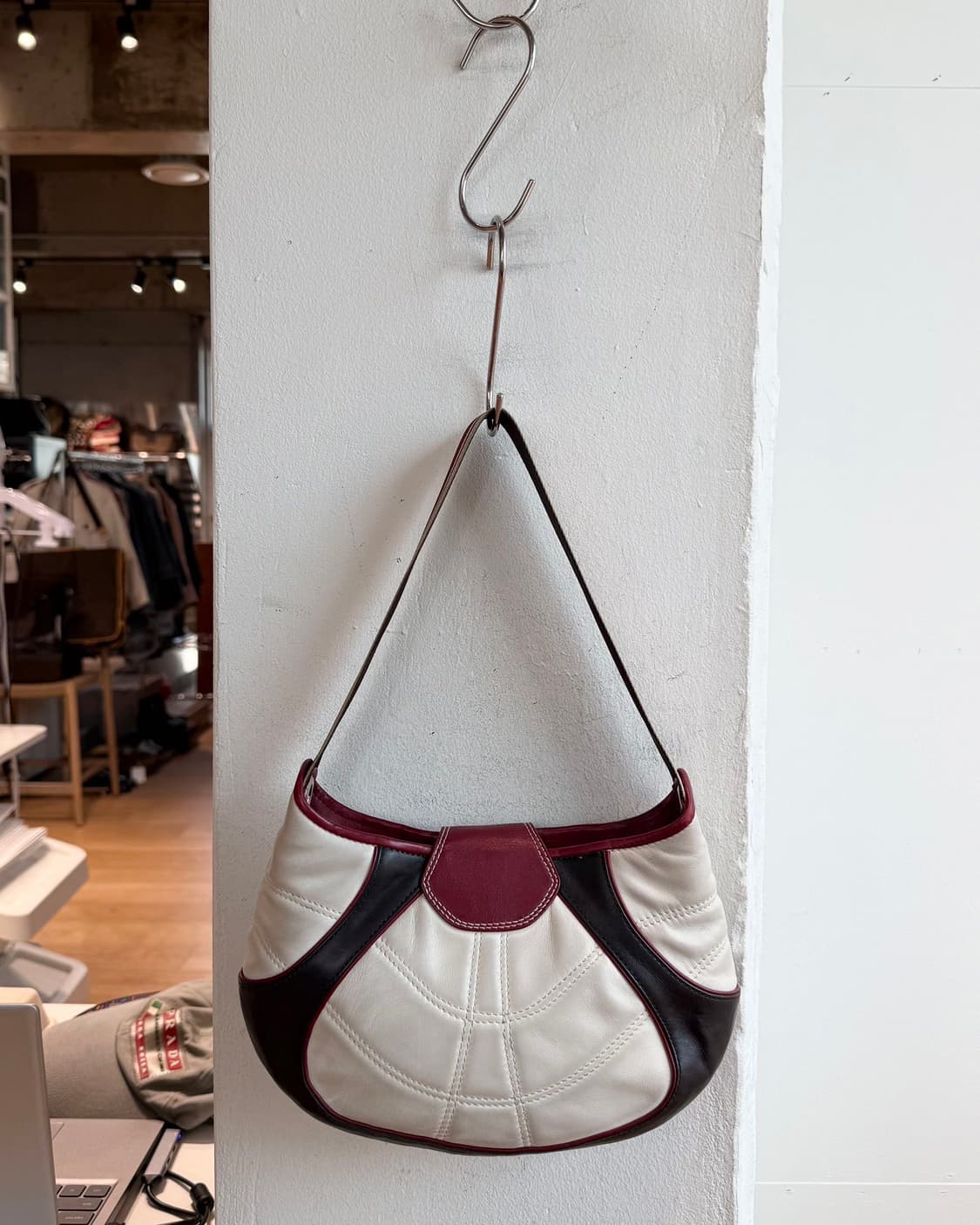 셀린느 화이트 레드 2002 피파 월드컵 레더 숄더백  상품이미지5