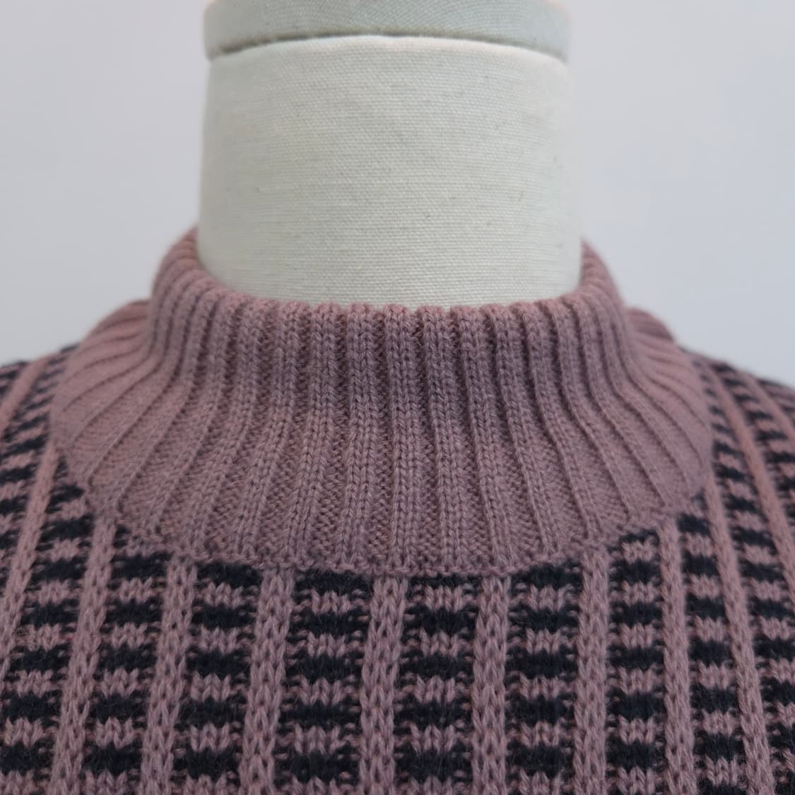 로즈핑크 레트로 슬림핏 반목 니트 상품이미지4