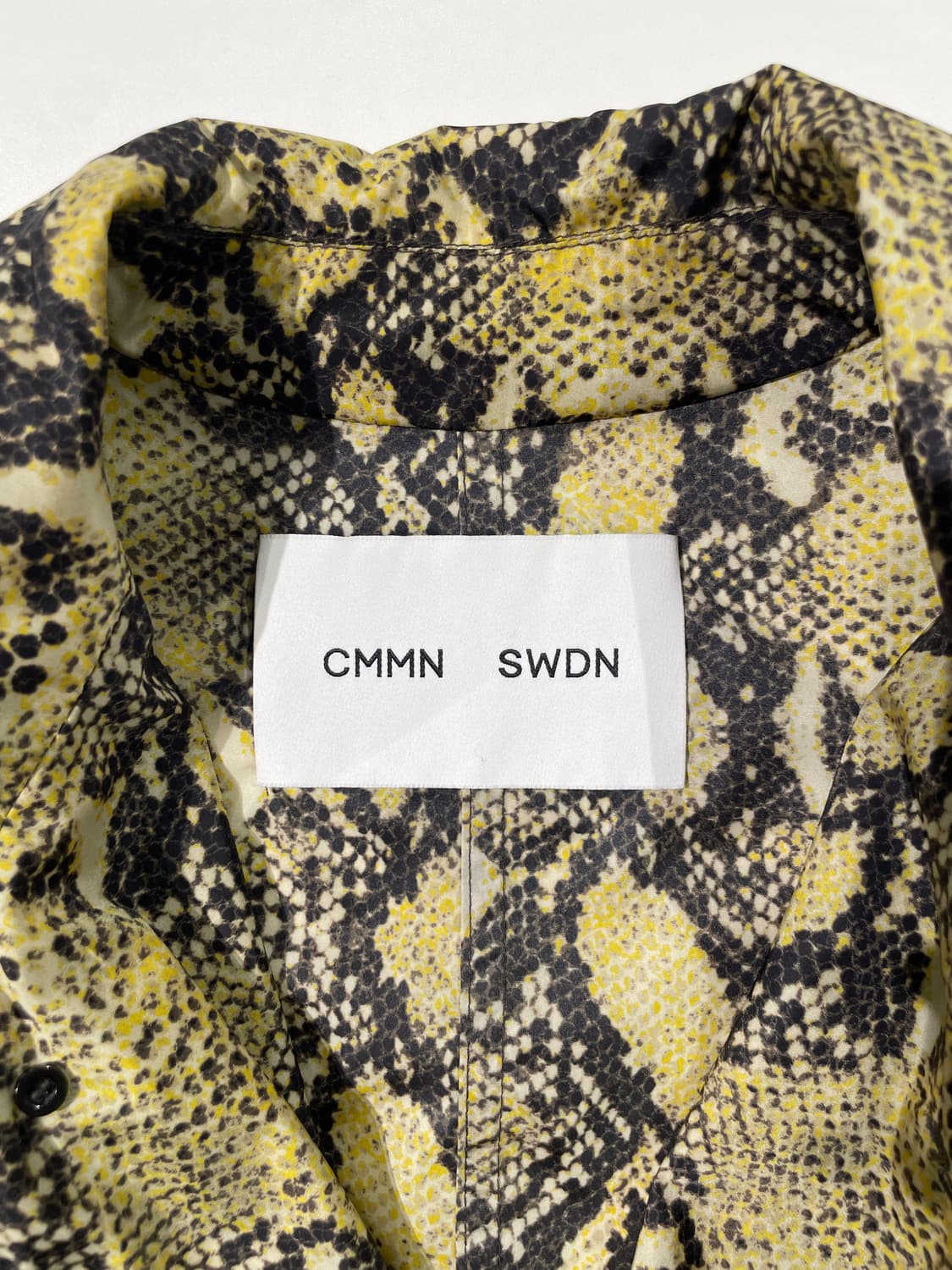 커먼 스웨덴 옐로우 스네이크 스킨 폴리아미드 씬 코트 상품이미지7