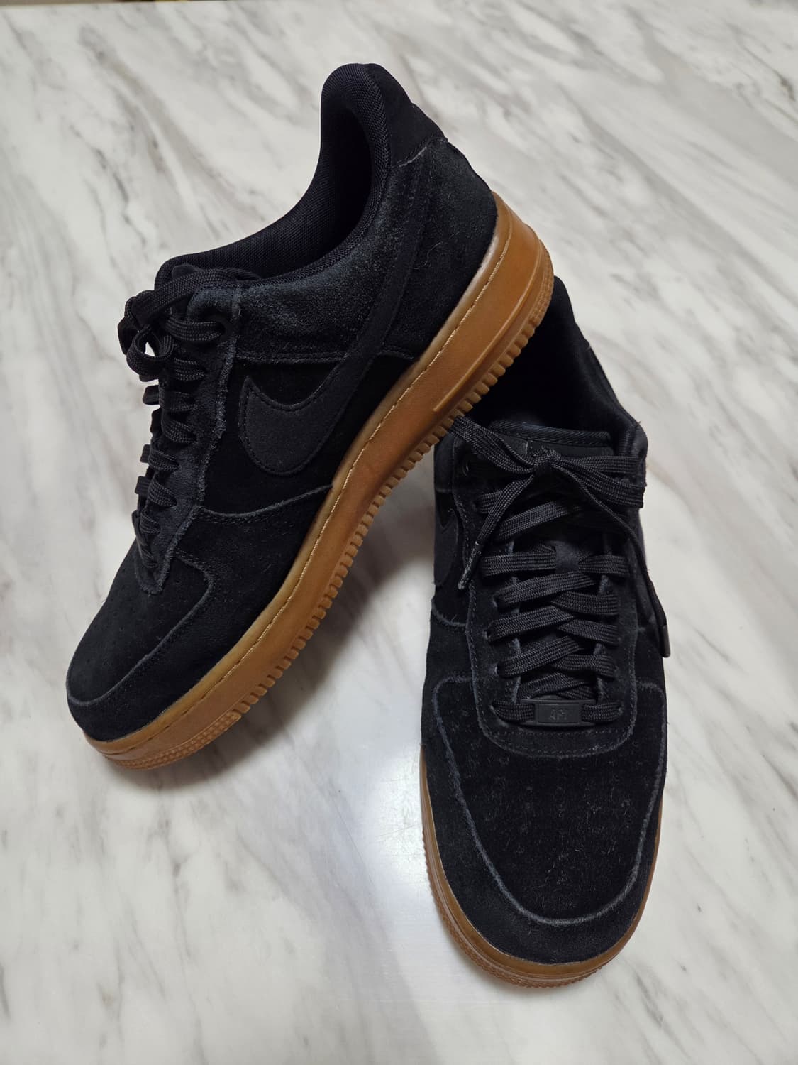 나이키 에어포스1 '07 블랙 스웨이드 스니커즈 상품이미지1