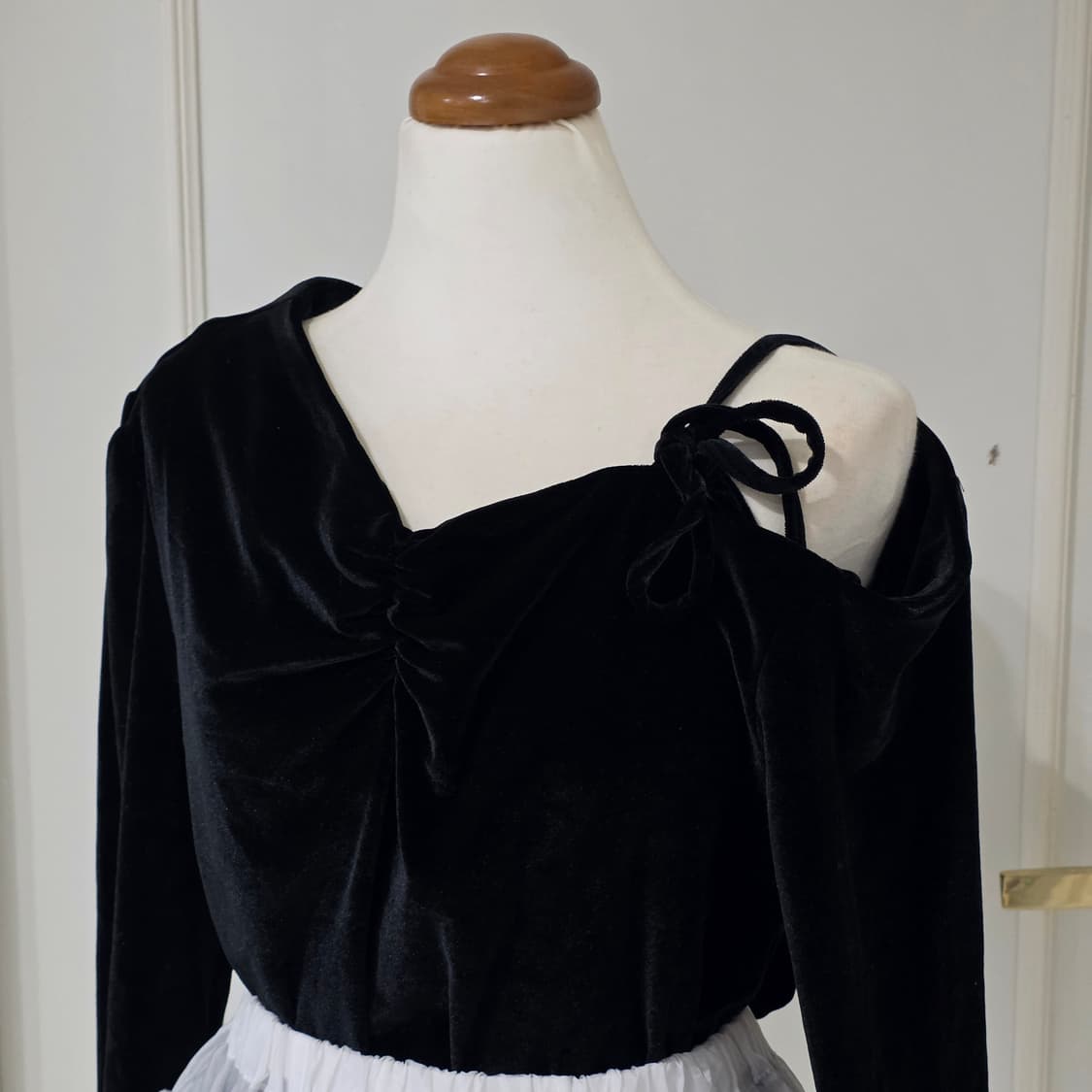 빈티지무드)블랙 벨벳 오프숄더 셔링 리본 섹시 양지뢰 로맨틱 블라우스 상품이미지2