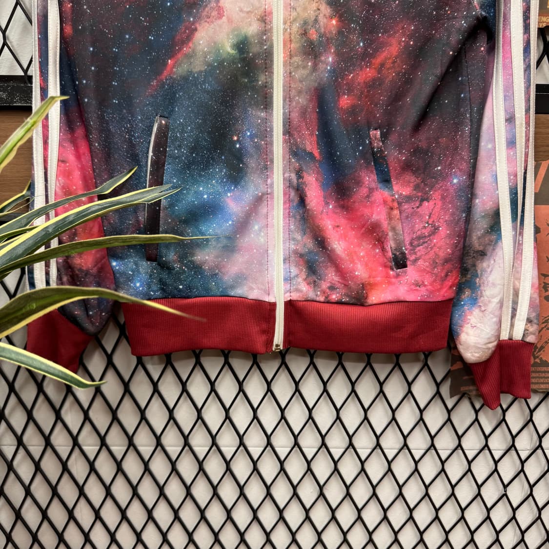 아디다스 오리지널 갤럭시 프린팅 트랙탑 후면 빅로고 포인트 레드 상품이미지4