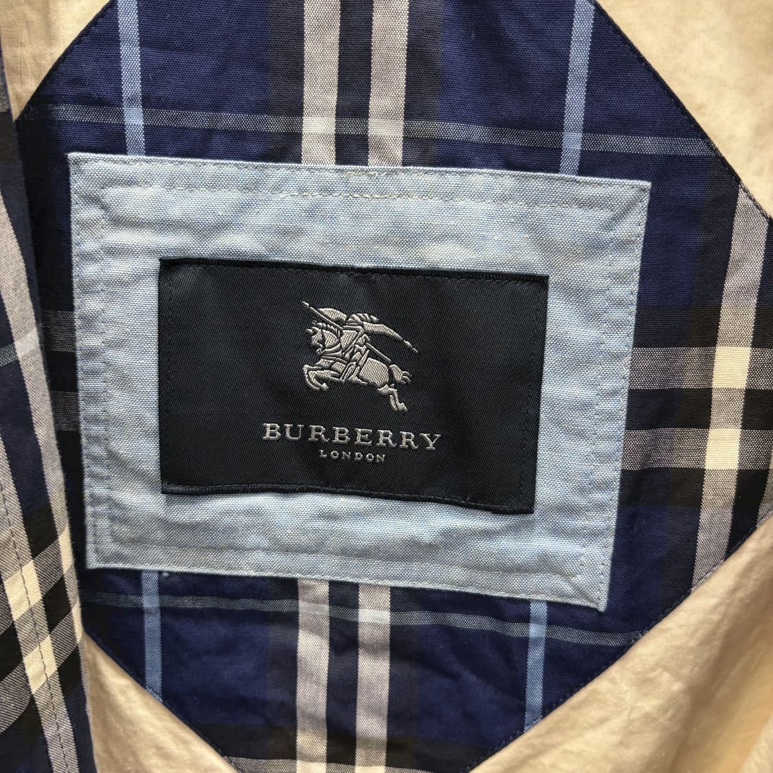 버버리 맥 코트 메탈 버클 더블 플랩 포켓 디테일 라이트 베이지 상품이미지7