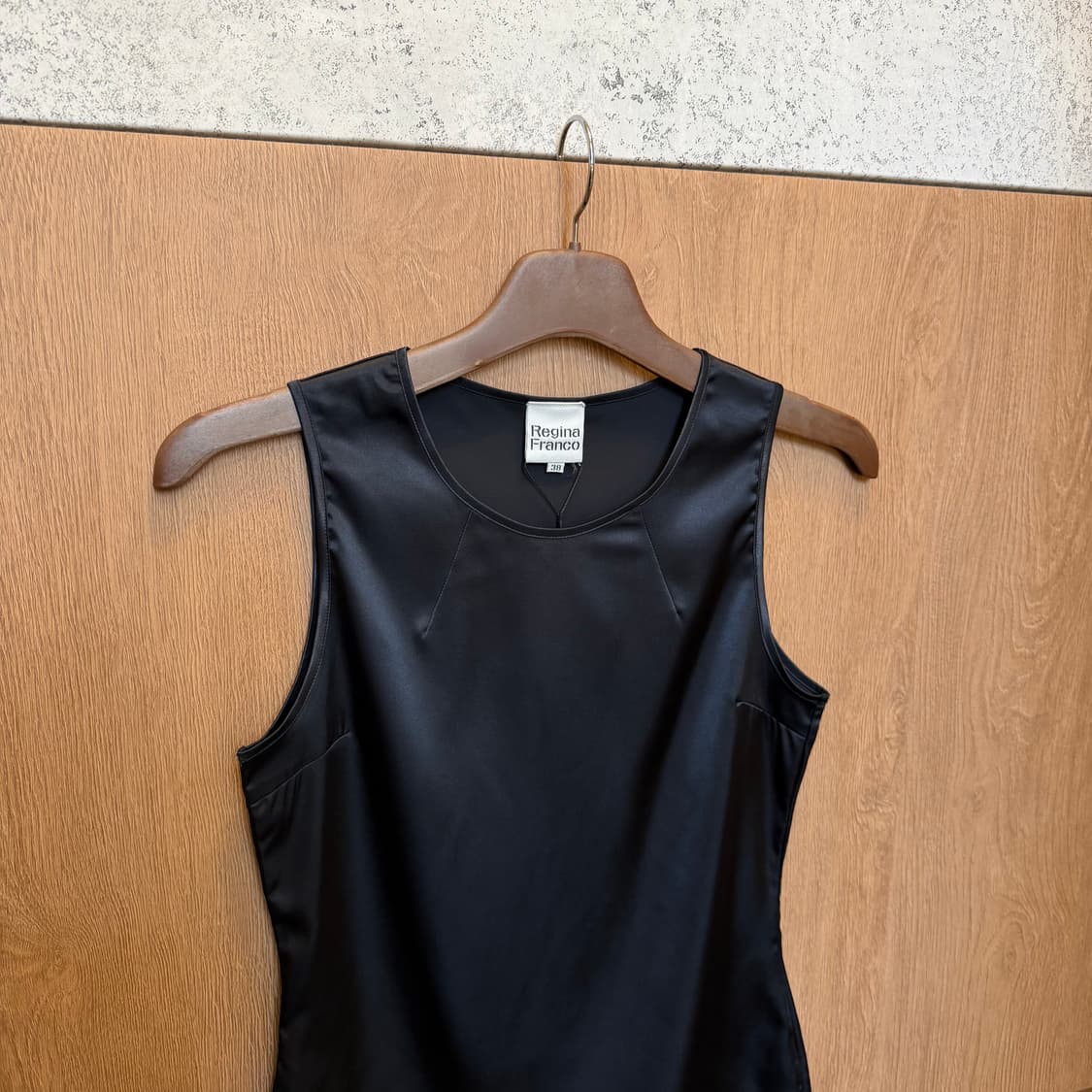 빈티지 라운드넥 슬리브리스 탑 절개 디테일 슬림핏 블랙 상품이미지3