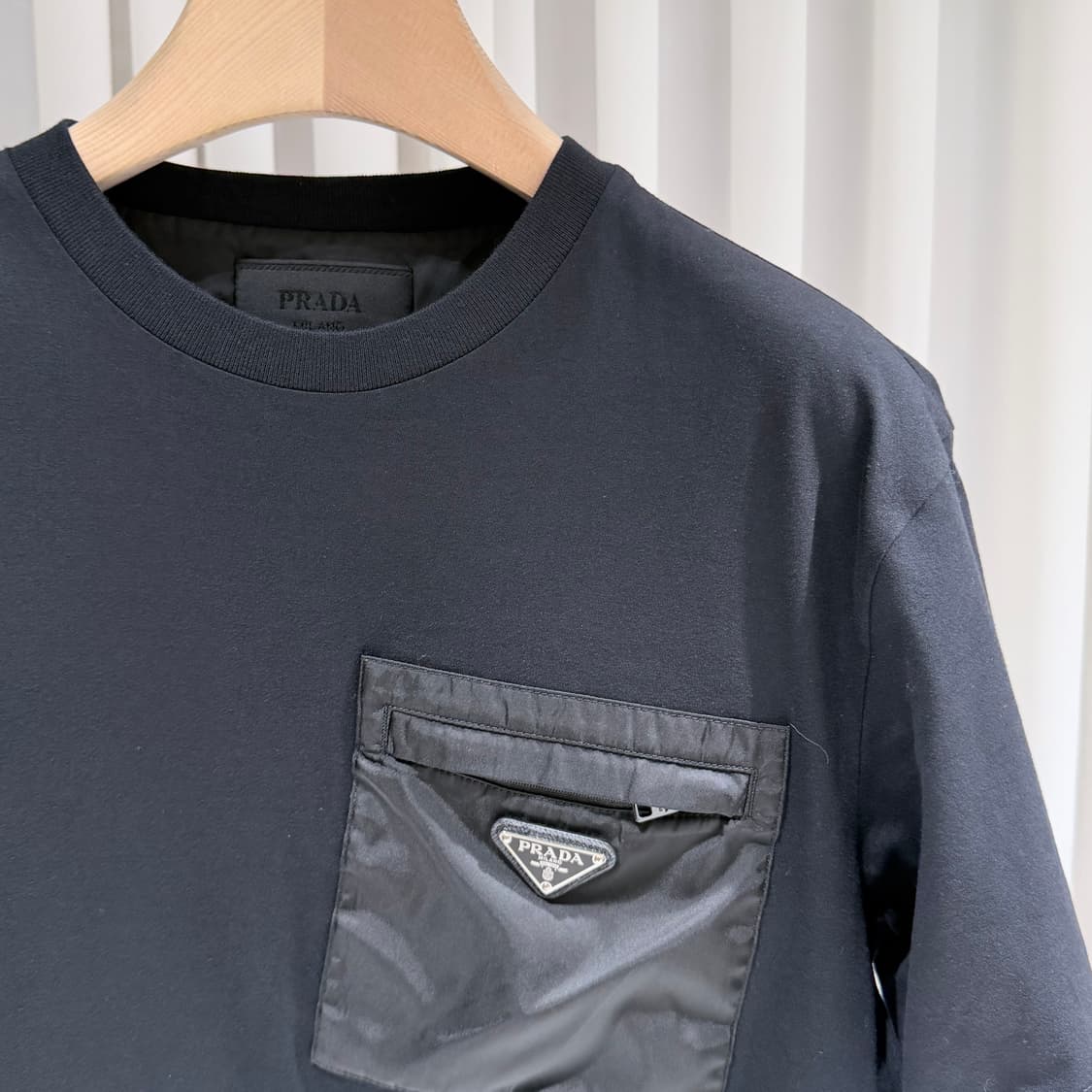 (A+/L) / 프라다 삼각로고 리나일론 포켓 반팔 티셔츠 블랙 상품이미지4