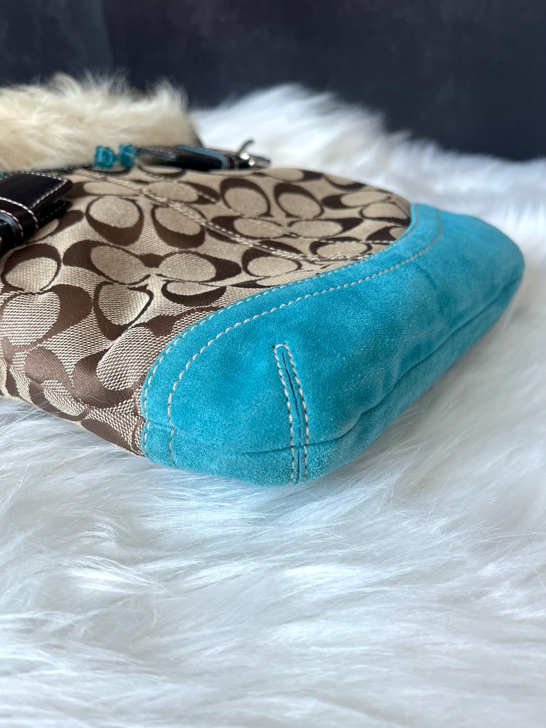 90s coach 시그니처 크림 퍼 트리밍 블루 스웨이드 소호 숄더백 상품이미지8