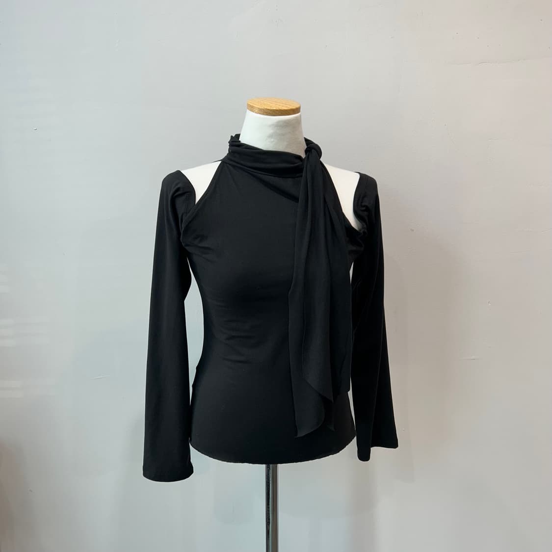 홀터 스카프 디테일 롱 슬리브 상품이미지1