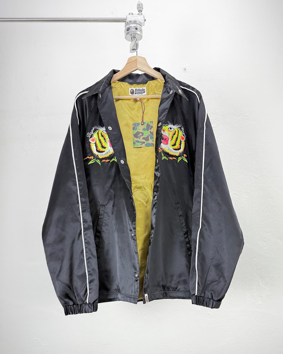 베이프 20ss 타이거 엠브로이드 코치 자켓 상품이미지2