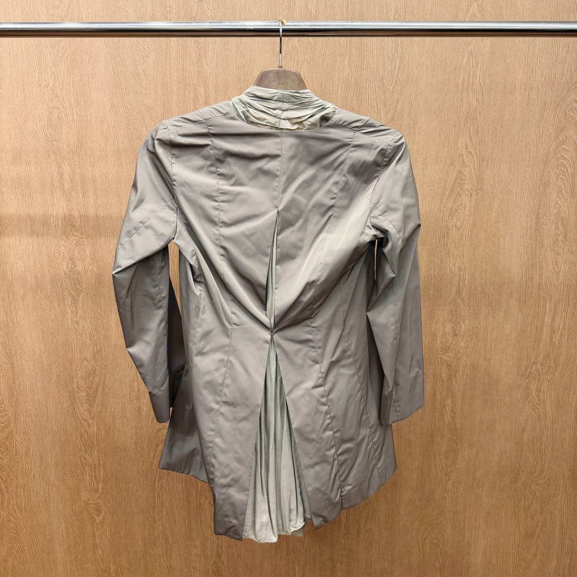 에르노 경량 미디 코트 드레이프 넥 세로 절개 사이드 포켓 디테일 베이지 상품이미지3