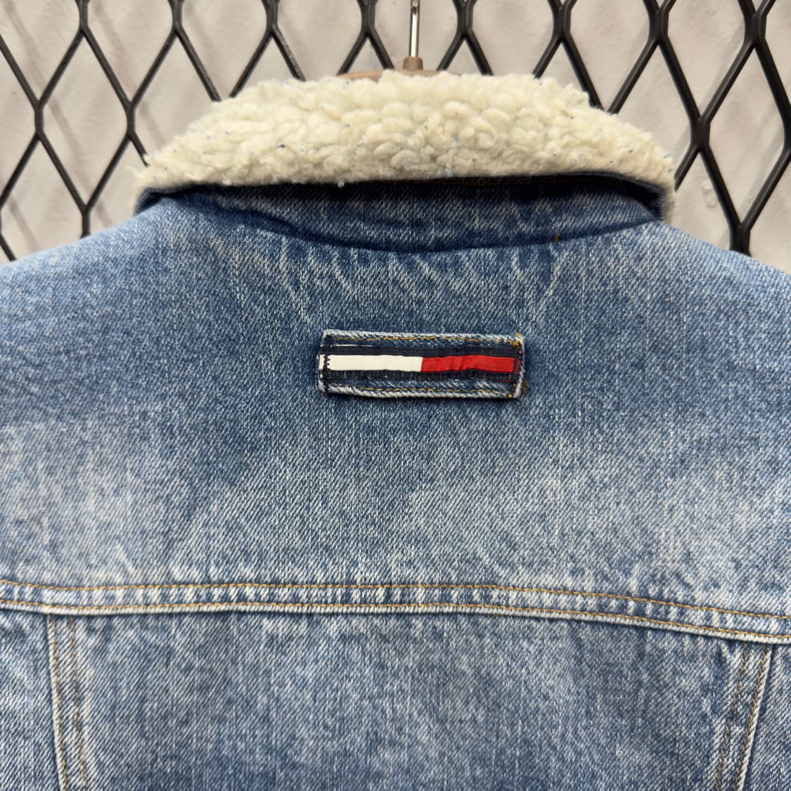 타미 진스 빈티지 데님 쉐르파 자켓 전면 투포켓 디테일 아이보리 배색 상품이미지8