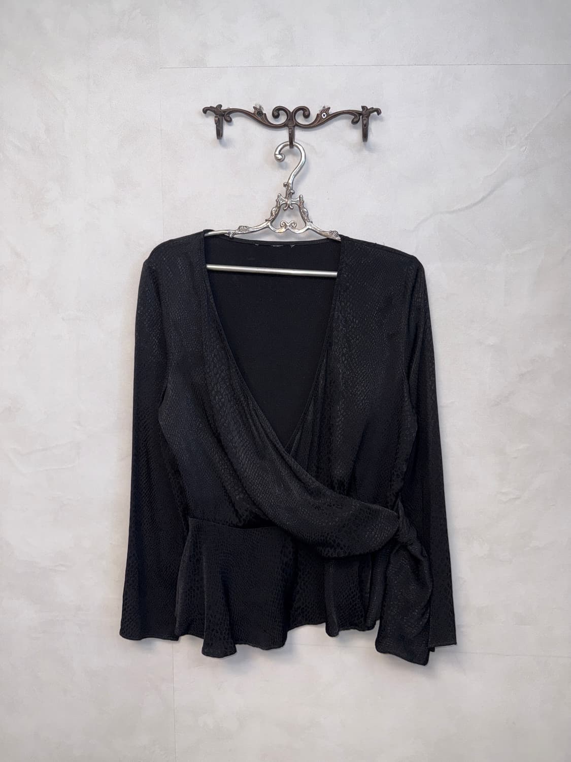 Black python satin ruffle wrap blouse 상품이미지3