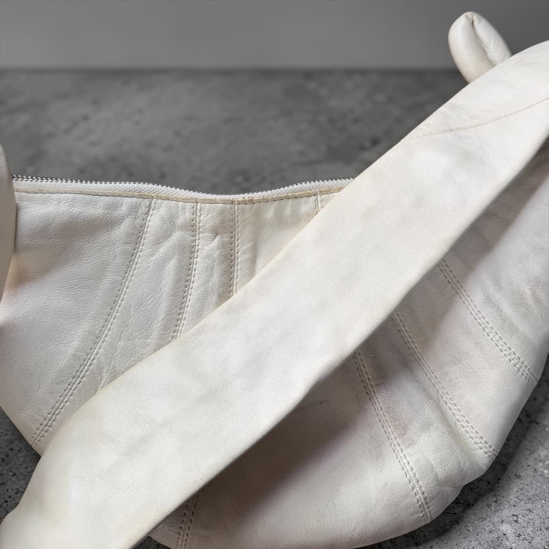 르메르 스몰 크루아상 나파 레더 크로스백 화이트 상품이미지5