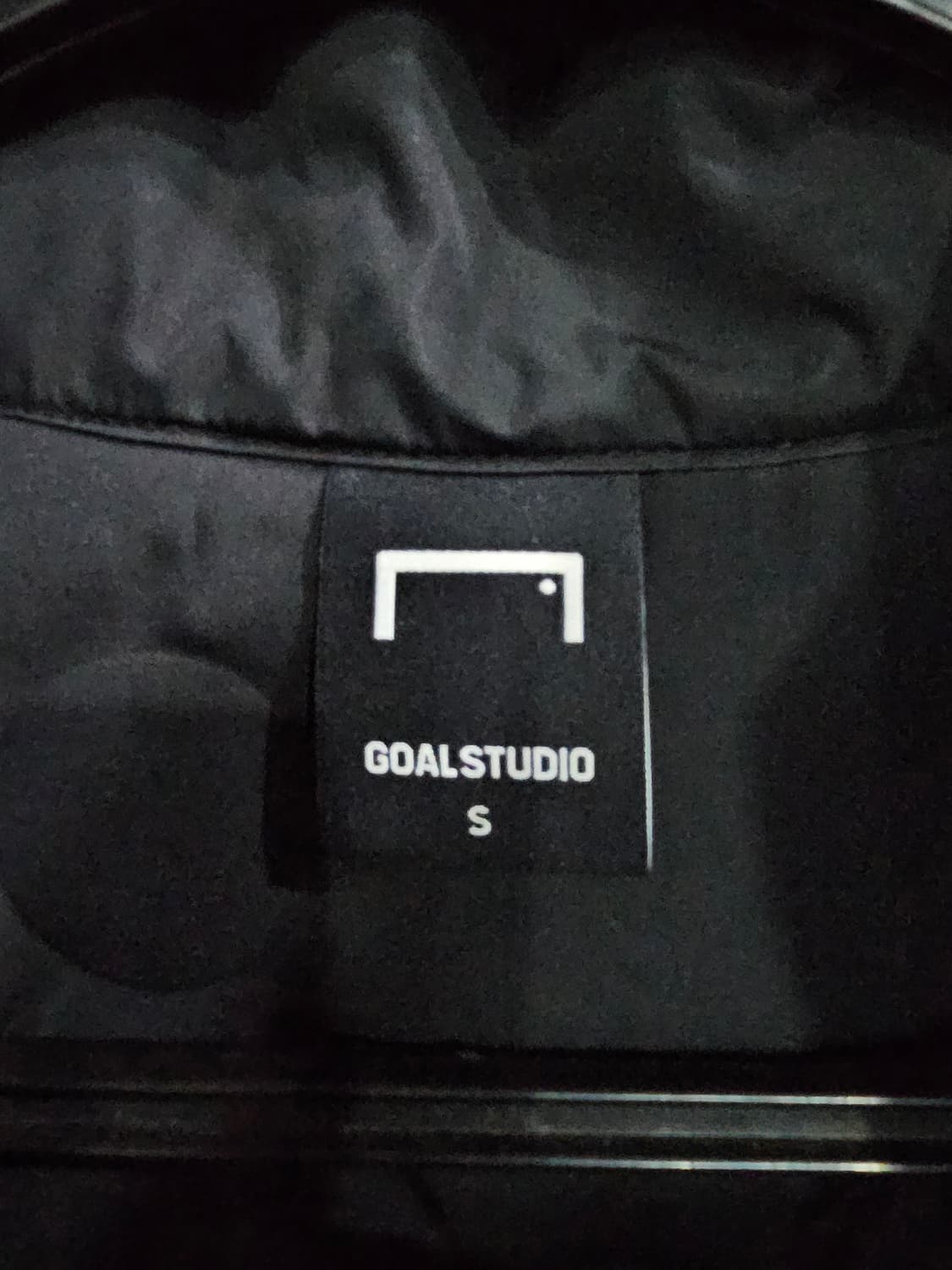 골스튜디오 엠보싱 블랙컬러 남성 세미오버핏 95 덕다운 경량패딩  상품이미지4