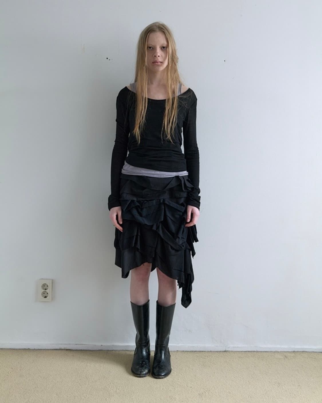 구해요 RUFFLE MIDI SKIRT IN BLACK 상품이미지1