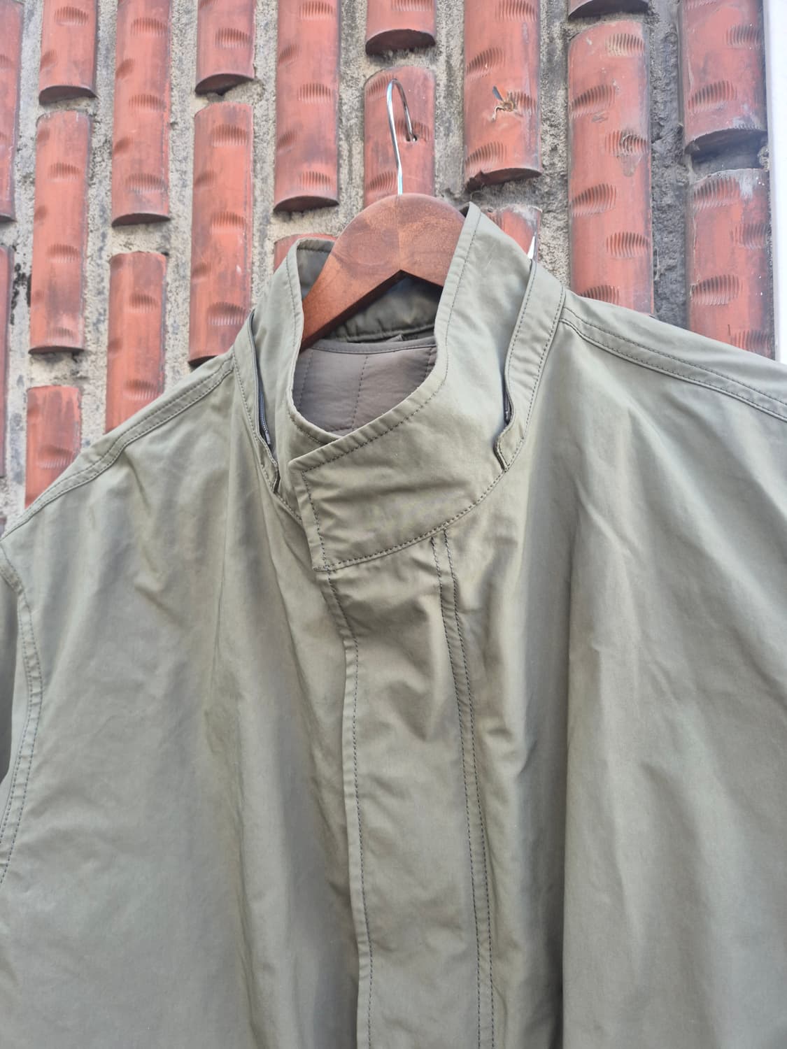 SHIFTG 브랜드의 카키색 야상 코트입니다-100사이즈 상품이미지2