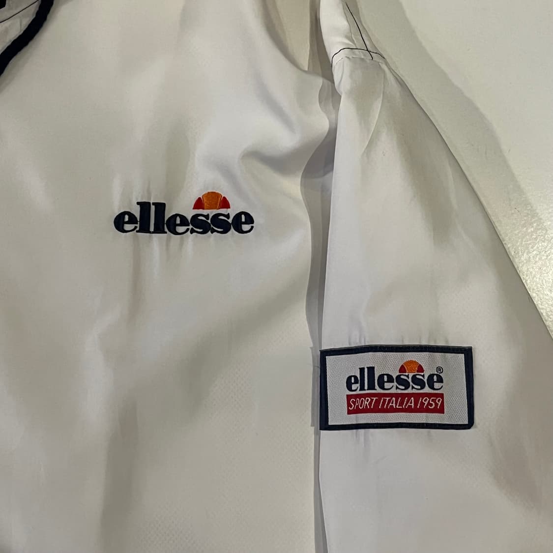 엘레쎄 화이트 빅로고 바람막이 상품이미지4