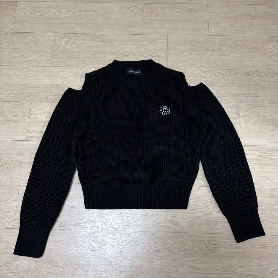 닉앤니콜 숄더 컷아웃 니트 블랙 FREE 상품이미지4