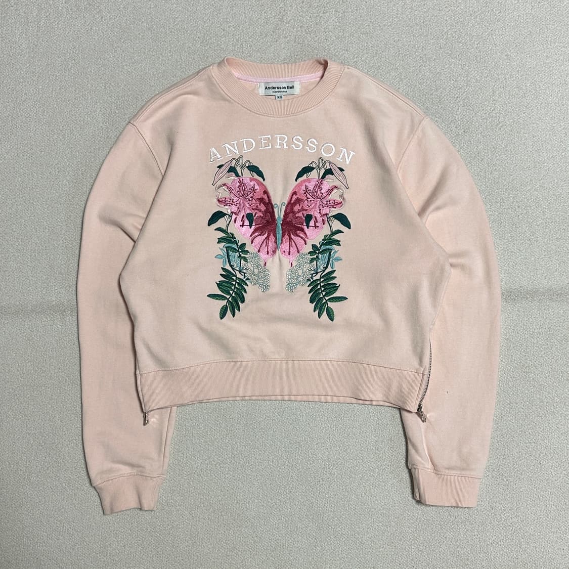 앤더슨벨 플라워 자수 크롭 스웨트셔츠 상품이미지2