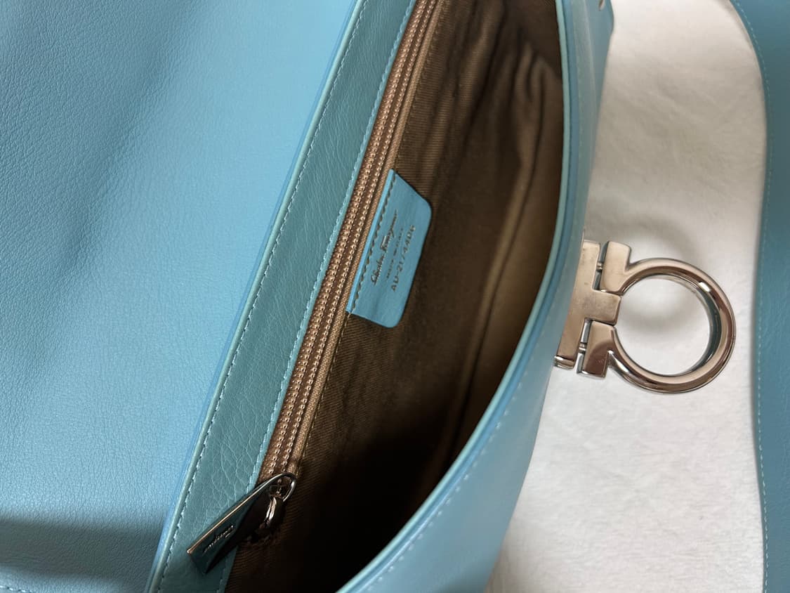 페라가모 숄더백 라이트 블루 상품이미지5