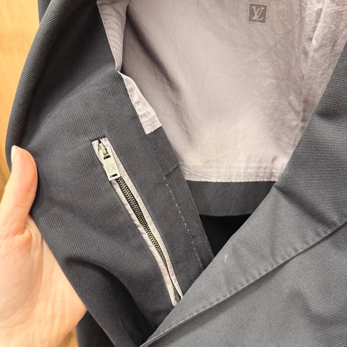 루이비통 싱글 자켓 투버튼 플랩 포켓 내부 지퍼 포켓 디테일 블랙 상품이미지6