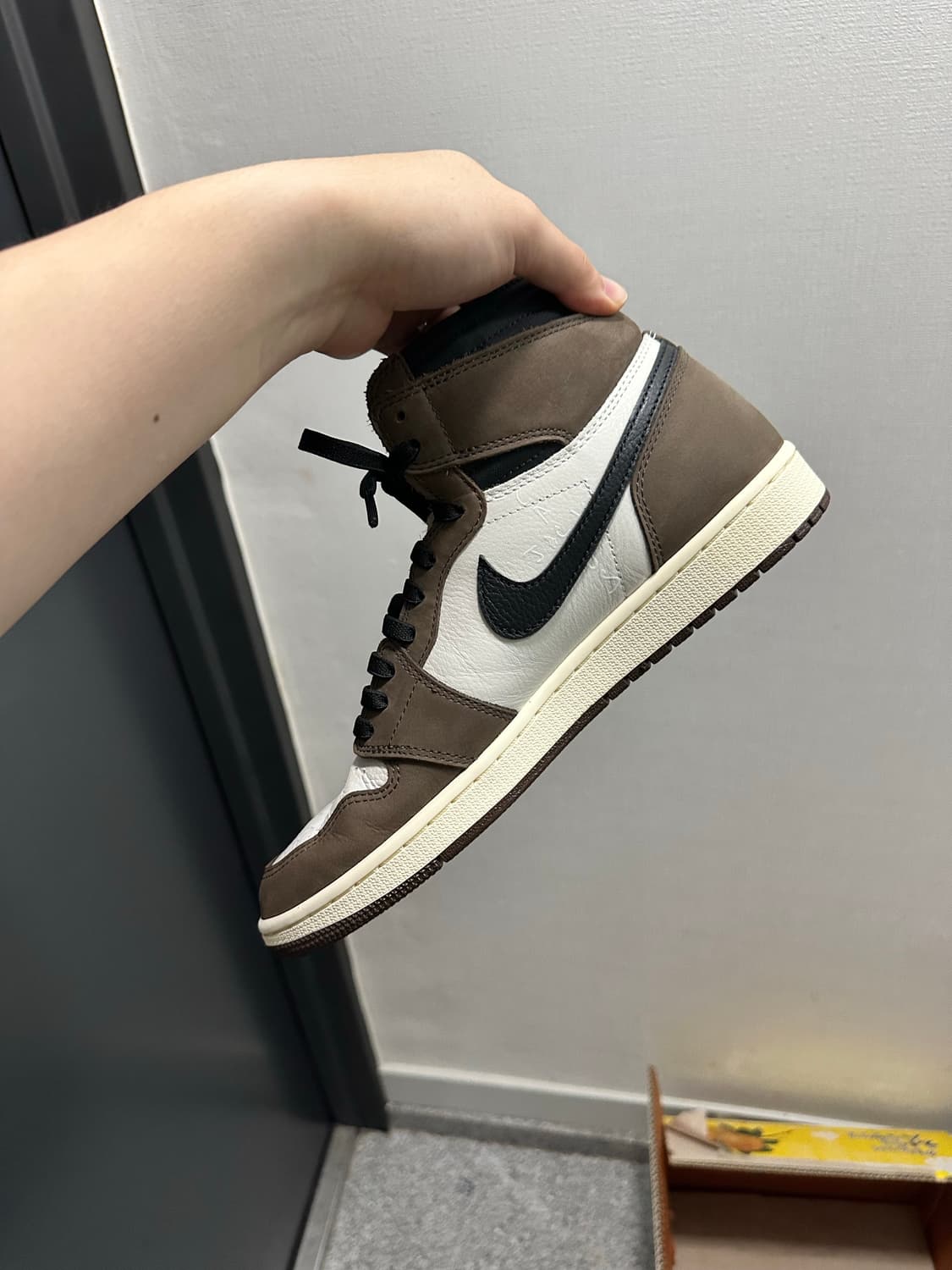 나이키 에어 조던1 트래비스 스캇 모카 275 상품이미지8