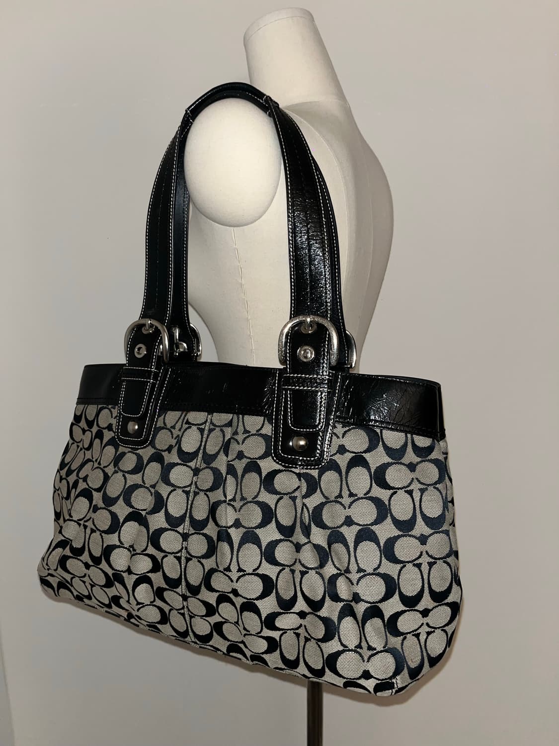 Coach Cookie and Cream Big Shoulder Bag 상품이미지3