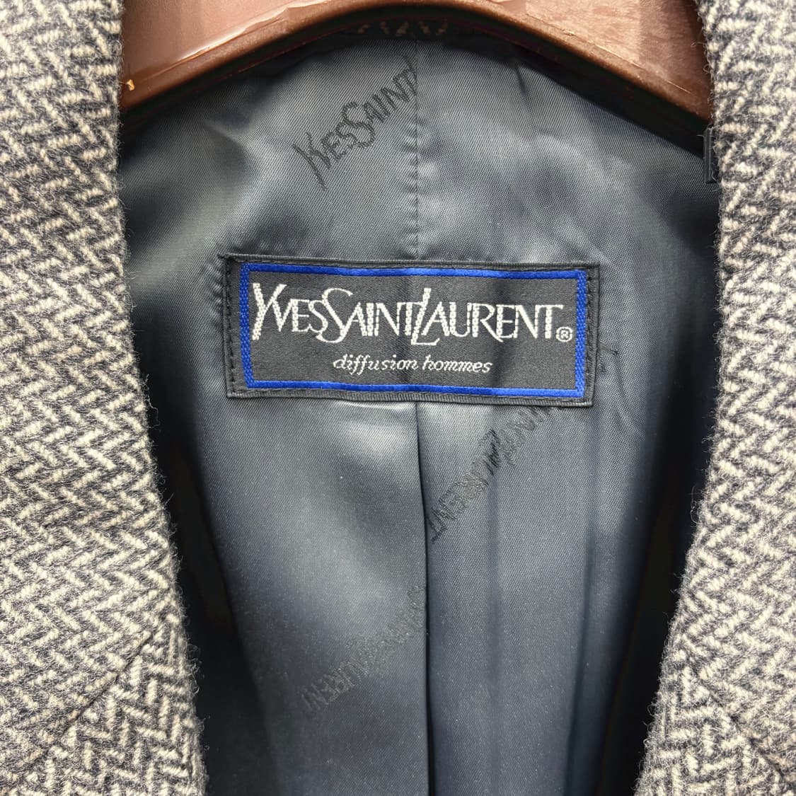  입생로랑 헤링본 테일러드 롱 코트 노치드 라펠 쓰리 버튼 디테일 그레이 상품이미지6