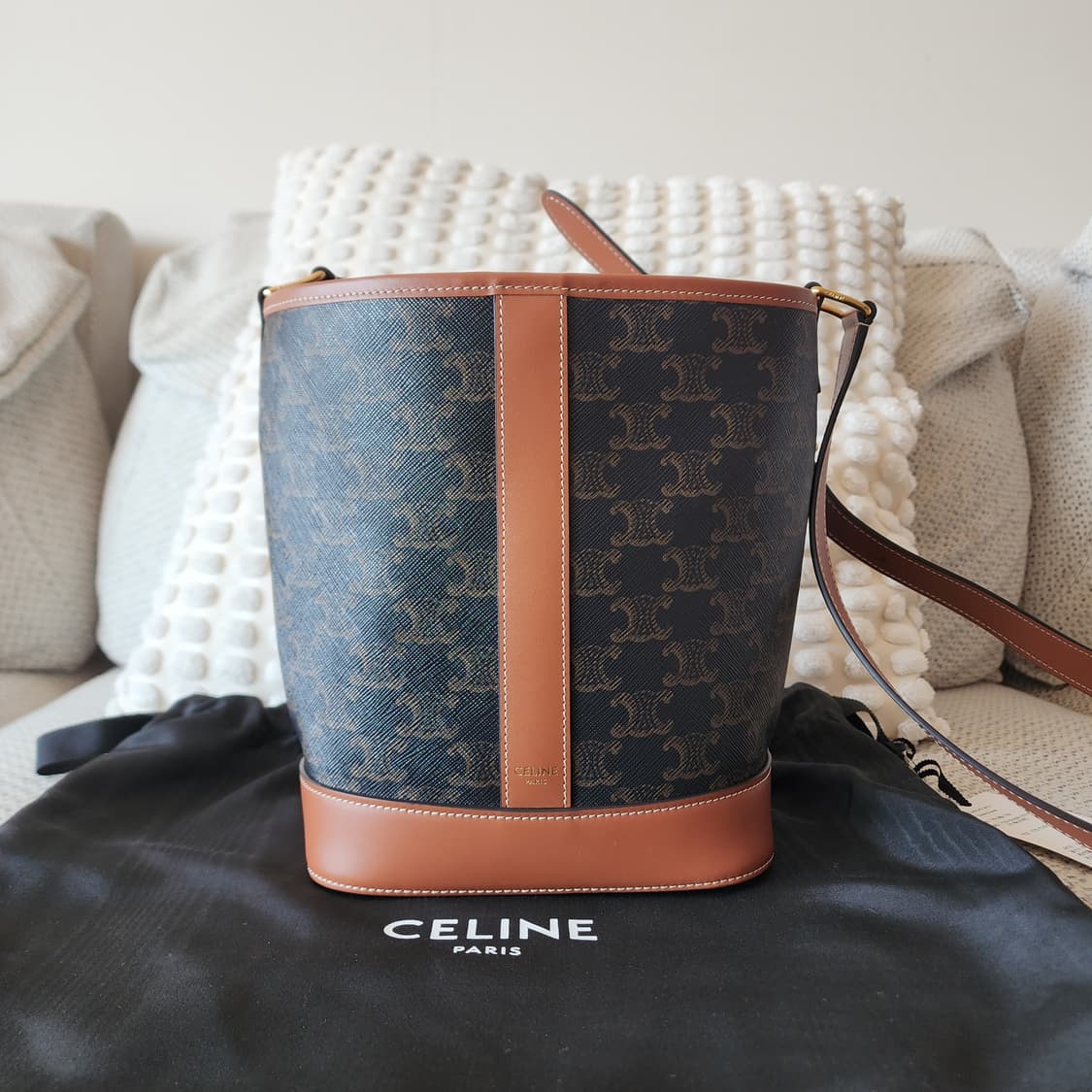 새상품급 셀린느 버킷백 스몰 트리옹프 캔버스 탄 상품이미지1