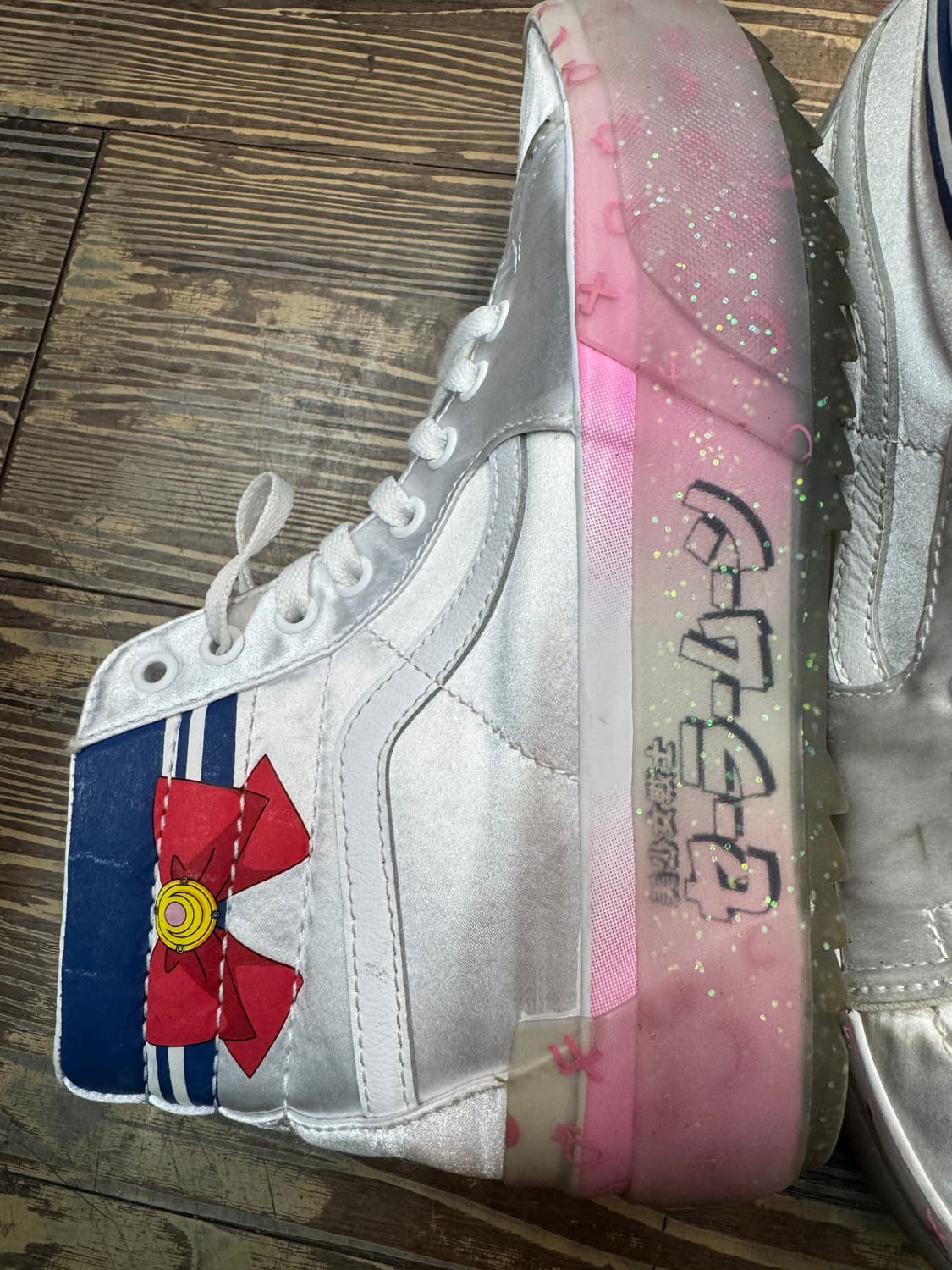 한정판 반스x세일러문 빈티지 스케이트 하이 스택트 실버 250 상품이미지1