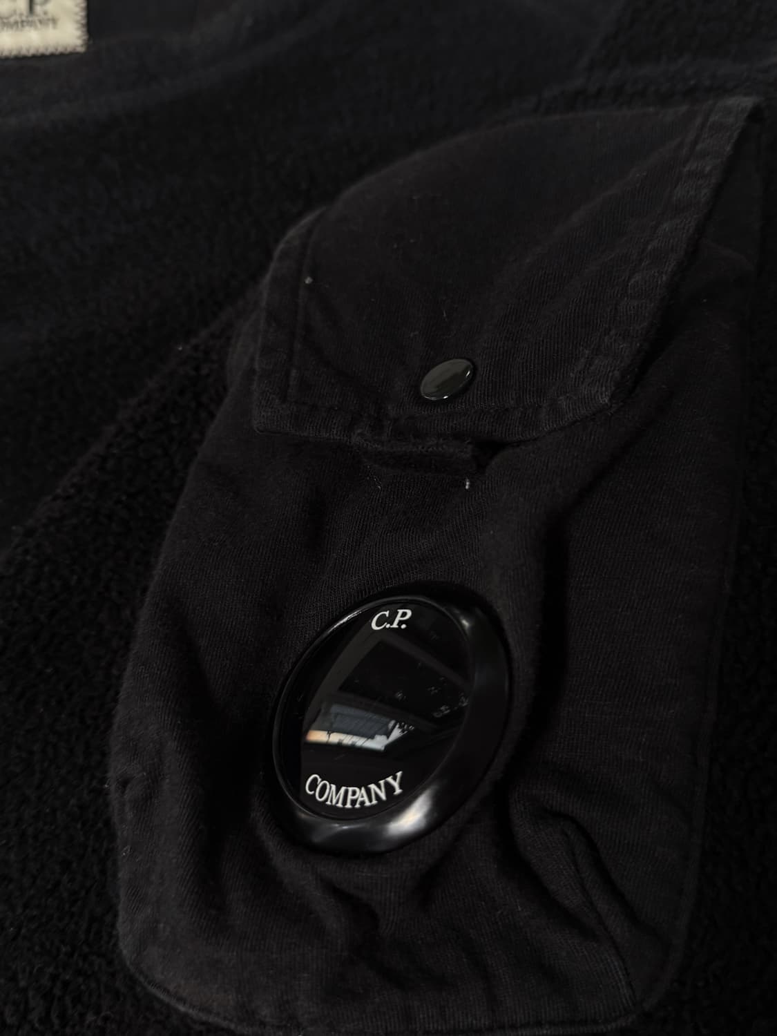 CP컴퍼니 루즈핏 렌즈와펜 블랙 폴라 플리스 맨투맨 상품이미지4