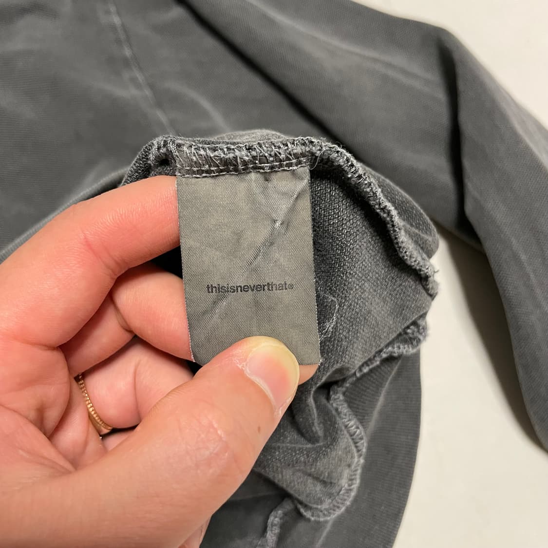 정품 디스이즈네버댓 피그먼트 차콜 빅로고 긴팔 카라티 상품이미지9