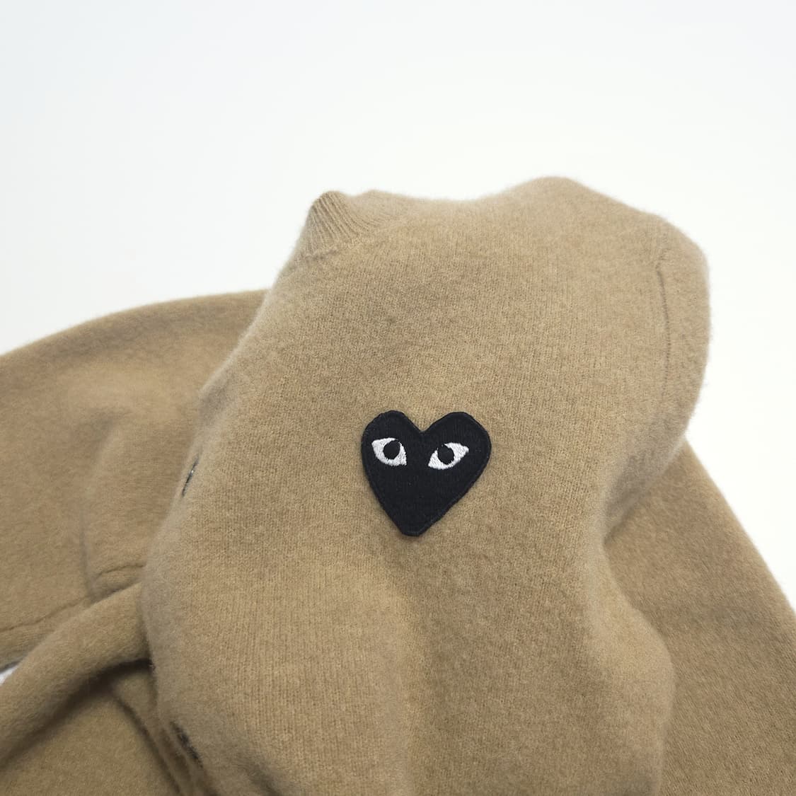 꼼데가르송 우먼 블랙 와펜 라운드넥 가디건 베이지 상품이미지4