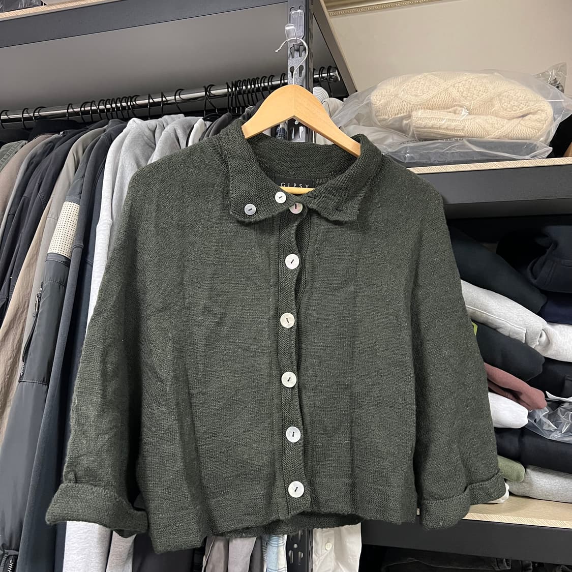 모리걸 케이프 자개단추 카키 니트 가디건 상품이미지5