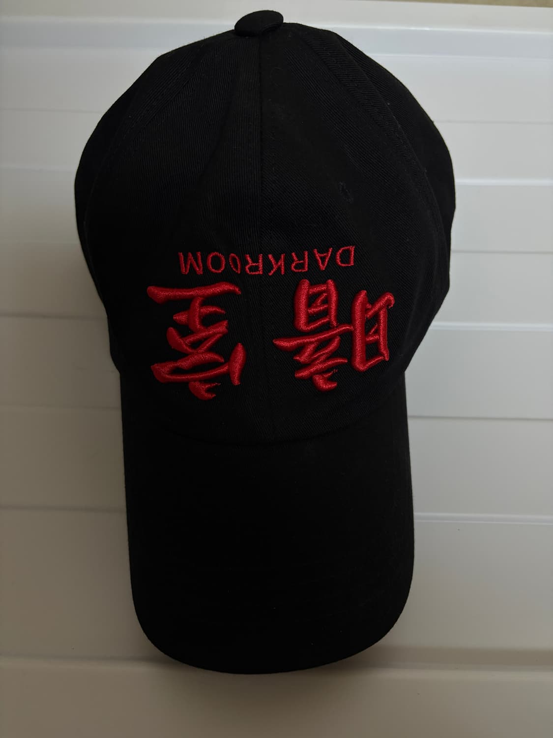 [한정판] 다크룸 업사이드 다운 레드 볼캡 상품이미지1