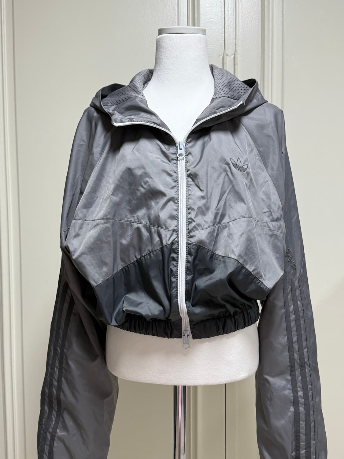 아디다스 차콜그레이 크롭 바람막이 상품이미지1