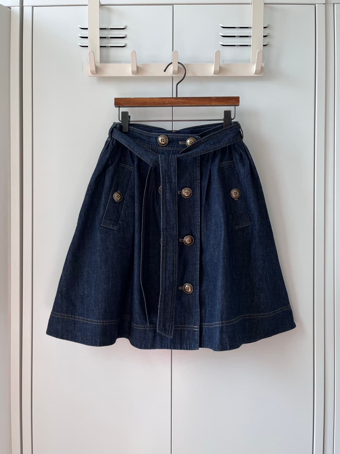 Blue Label 금장 단추 플레어 데님 스커트 상품이미지2