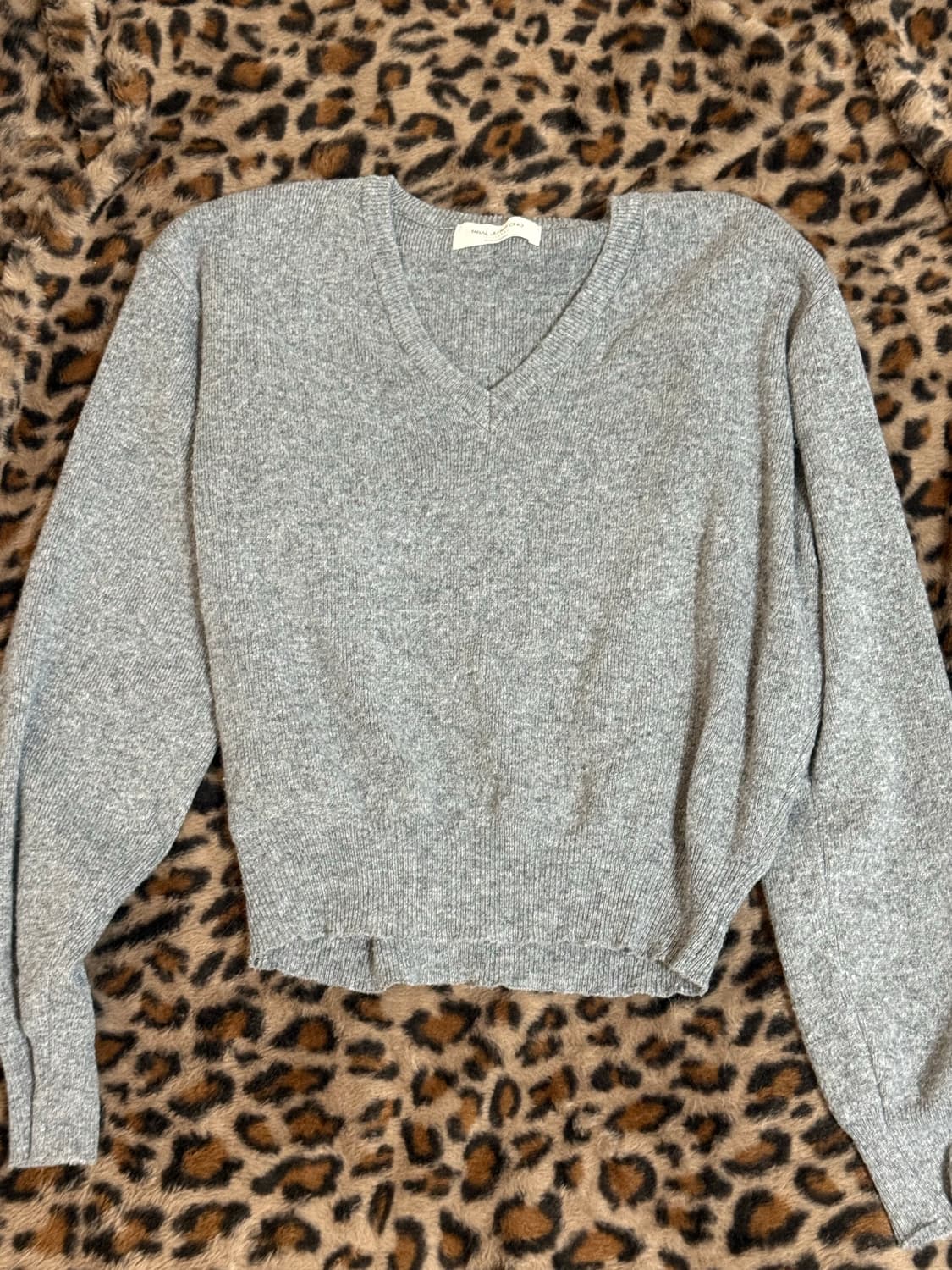 그레이 브이넥 니트 상품이미지1