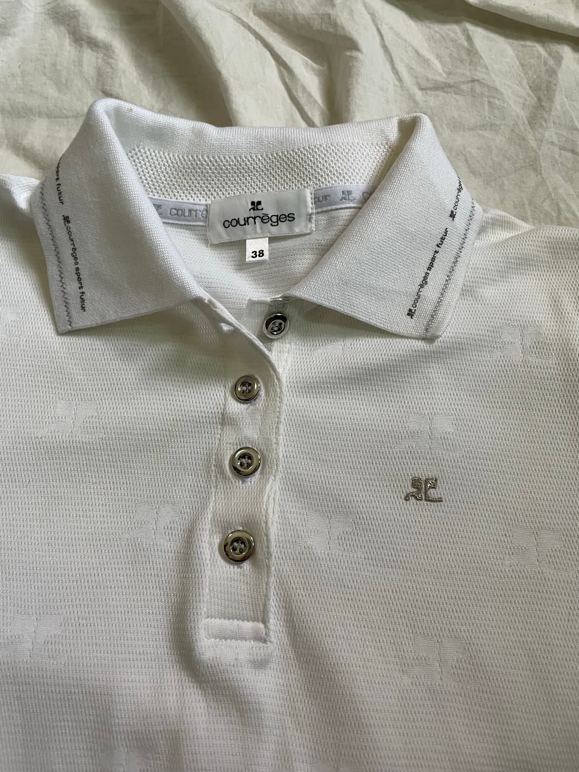 꾸레쥬 로고  화이트 카라 반팔 티  상품이미지2